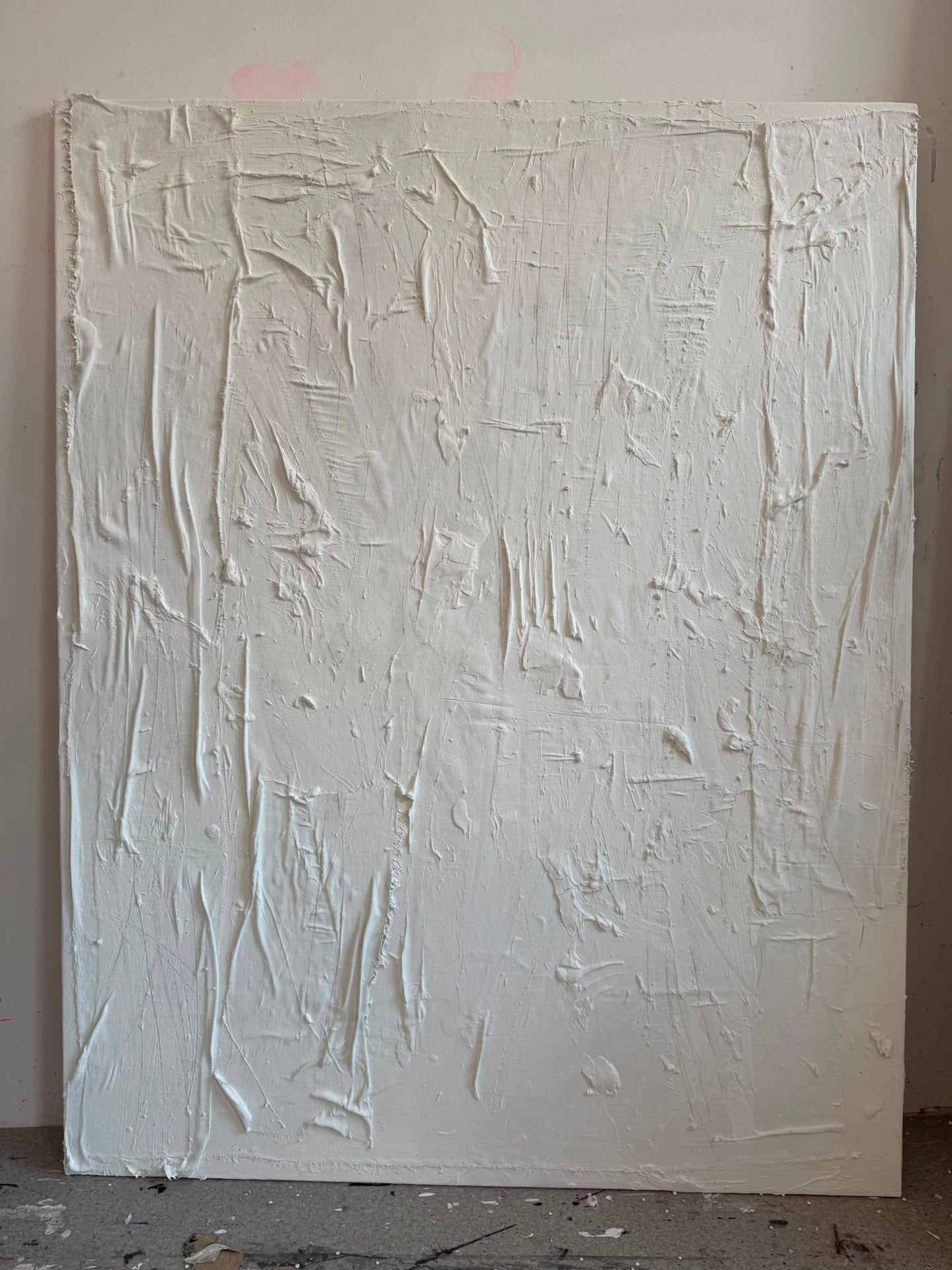 Abstraktes Gemälde auf Leinwand, gemalt in Weißtönen