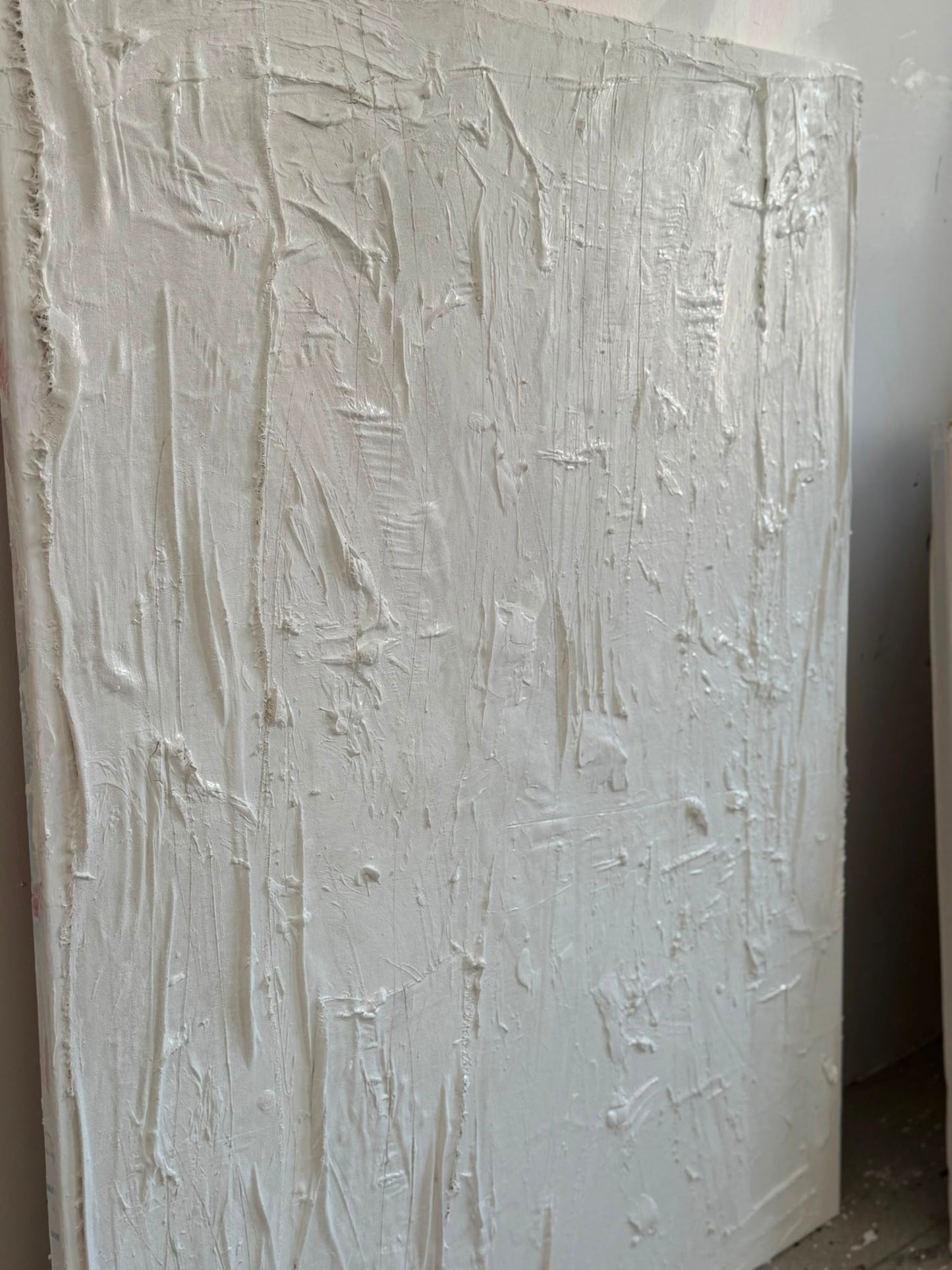 Abstraktes Gemälde auf Leinwand, gemalt in Weißtönen