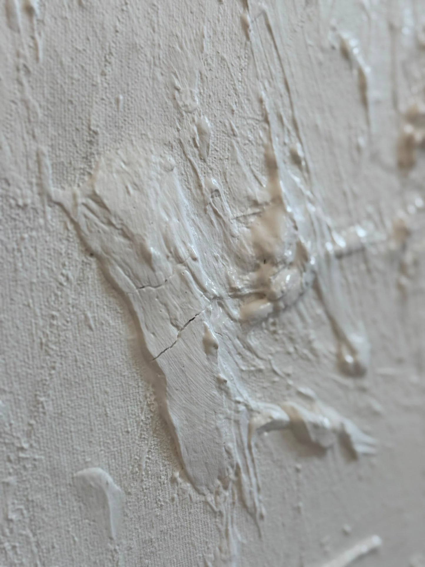 Abstraktes Gemälde auf Leinwand, gemalt in Weißtönen
