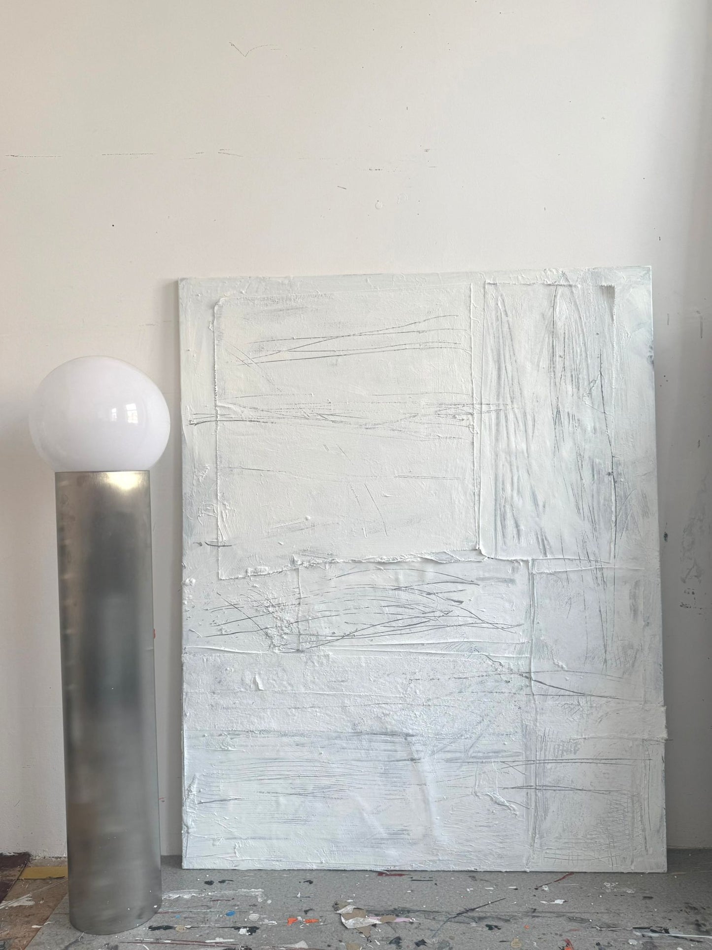 Abstraktes Gemälde auf Leinwand, gemalt in Weißtönen