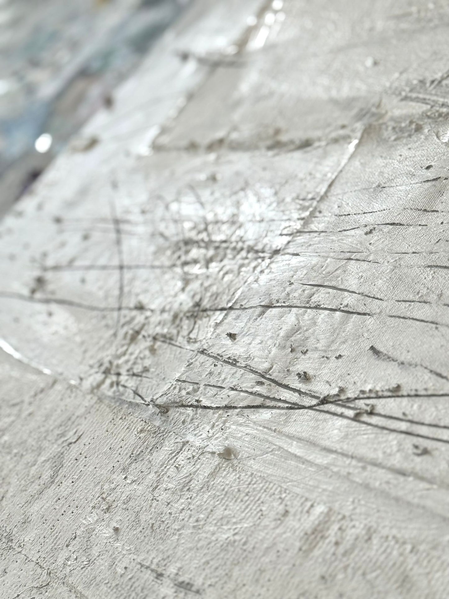 Abstraktes Gemälde auf Leinwand, gemalt in Weißtönen