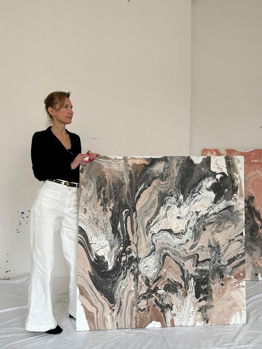 Abstraktes Gemälde auf Leinwand in Tönen von Beige, Grau, Schwarz und gebrochenem Weiß – MARBLE ESSENCE 4