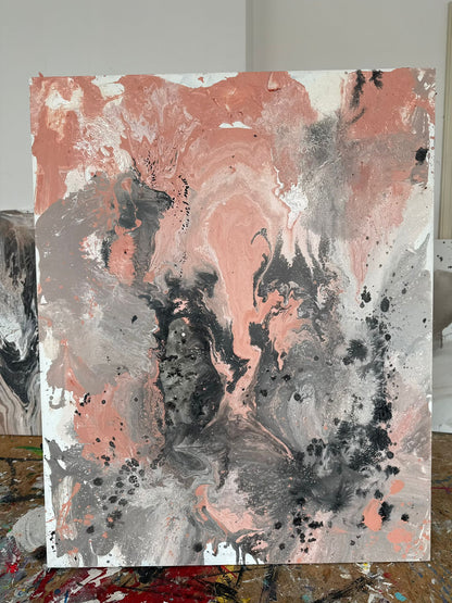 Abstraktes Gemälde auf Leinwand in Tönen von Lachsrosa, Beige und hellen Graunuancen – MARBLE ESSENCE 3