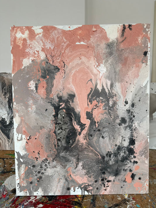 Abstraktes Gemälde auf Leinwand in Tönen von Lachsrosa, Beige und hellen Graunuancen – MARBLE ESSENCE 3