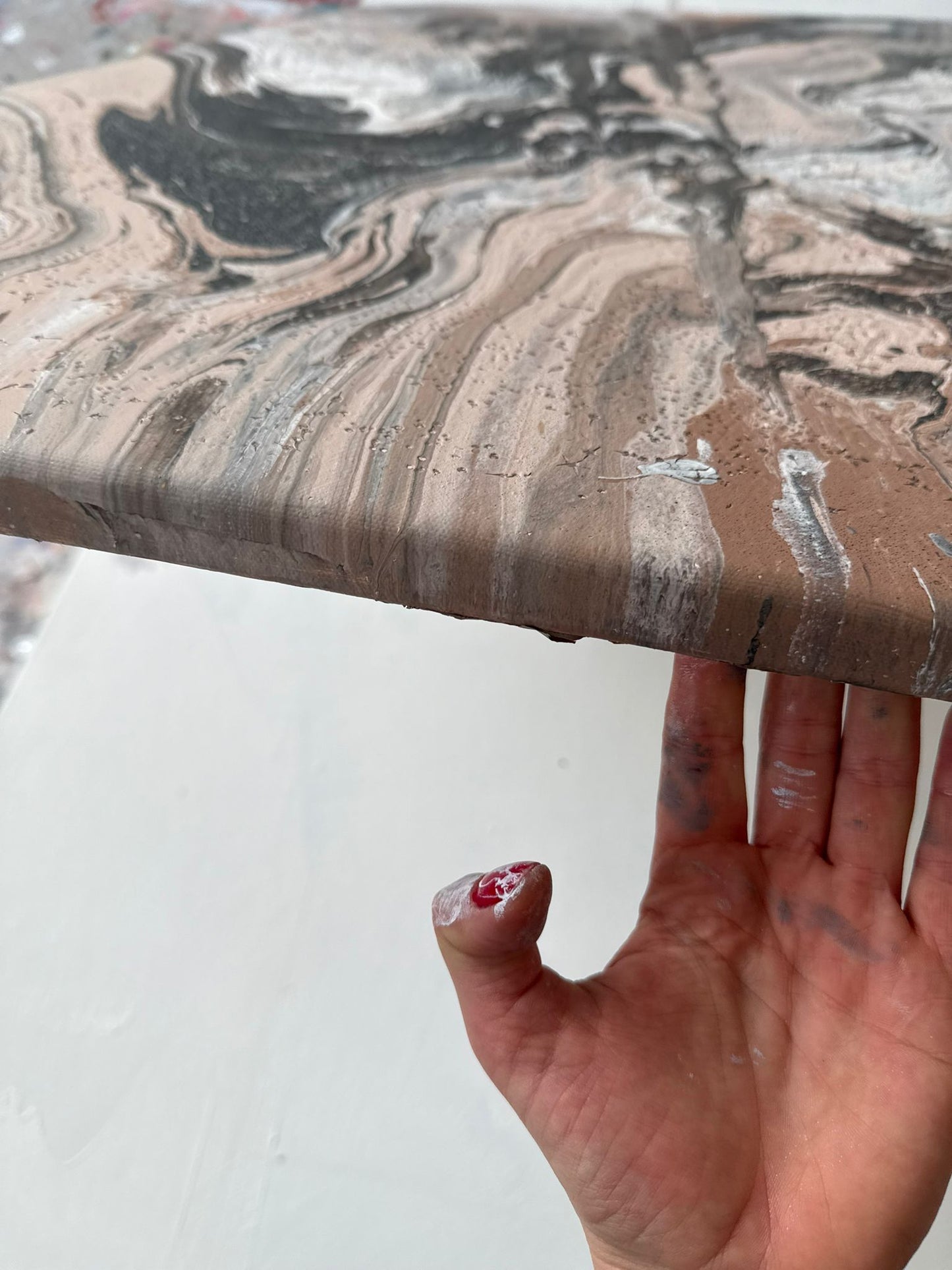 Abstraktes Gemälde auf Leinwand in Tönen von Beige, Grau, Schwarz und gebrochenem Weiß – MARBLE ESSENCE 4