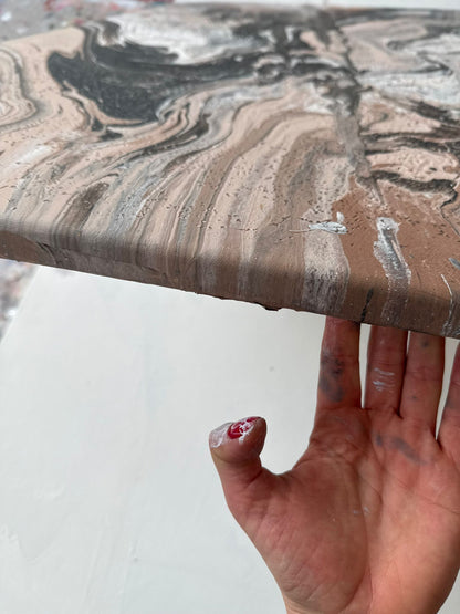 Abstraktes Gemälde auf Leinwand in Tönen von Beige, Grau, Schwarz und gebrochenem Weiß – MARBLE ESSENCE 4